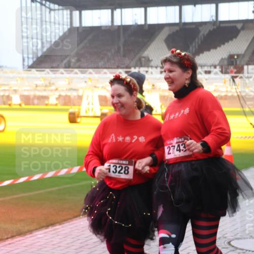07.12.2025 - St. Pauli X-Mass-Run No. 15 Luisa Fischer http://msf.ph/oto/9385167 07.12.2025 10:16:53 Ziel 7, 1328, 2743, 436, 394, 1328, 2185, 2266, 2743, 4362, 4363, 4510 meine-sportfotos.de