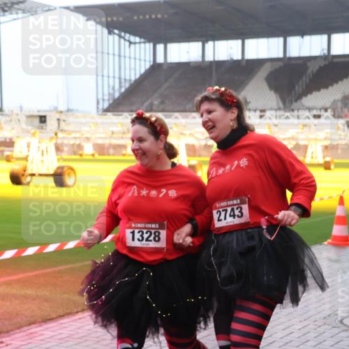 07.12.2025 - St. Pauli X-Mass-Run No. 15 Luisa Fischer http://msf.ph/oto/9385170 07.12.2025 10:16:54 Ziel 274, 2743, 43, 1328, 394, 1328, 2185, 2266, 2743, 3633, 4362, 4363, 4510 meine-sportfotos.de