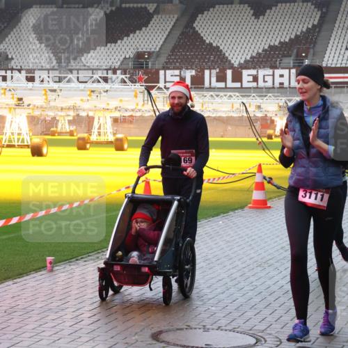 07.12.2025 - St. Pauli X-Mass-Run No. 15 Luisa Fischer http://msf.ph/oto/9385175 07.12.2025 11:33:56 Ziel 169, 3111, 56, 56, 62, 72, 73, 85, 94, 103, 110, 142, 181, 229, 239, 260, 321, 340, 349, 354, 378, 977, 1013, 1361, 1591, 2005, 2016, 2219, 2612, 2613, 2614, 2620, 2662, 3039, 3041, 3166, 3169, 3253, 3254, 3601, 3737, 3740, 4649 meine-sportfotos.de