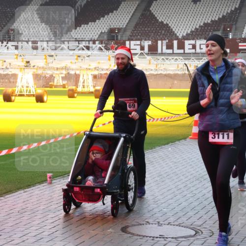 07.12.2025 - St. Pauli X-Mass-Run No. 15 Luisa Fischer http://msf.ph/oto/9385176 07.12.2025 11:33:56 Ziel 69, 3111, 56, 62, 72, 73, 85, 94, 103, 110, 142, 181, 229, 239, 260, 321, 340, 349, 354, 378, 977, 1013, 1361, 1591, 2005, 2016, 2219, 2612, 2613, 2614, 2620, 2662, 3039, 3041, 3166, 3169, 3253, 3254, 3601, 3737, 3740, 4649 meine-sportfotos.de