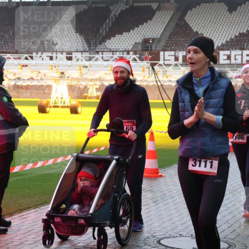 07.12.2025 - St. Pauli X-Mass-Run No. 15 Luisa Fischer http://msf.ph/oto/9385180 07.12.2025 11:33:57 Ziel 3169, 15, 69, 3111, 166, 56, 62, 72, 73, 85, 94, 103, 110, 142, 181, 229, 239, 260, 321, 340, 349, 354, 378, 977, 1013, 1361, 1591, 2005, 2016, 2219, 2612, 2613, 2614, 2620, 2662, 3039, 3041, 3166, 3169, 3253, 3254, 3601, 3737, 3740, 4649 meine-sportfotos.de