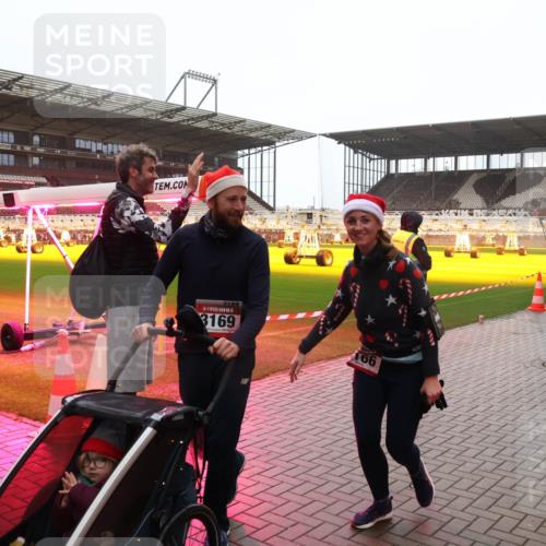 07.12.2025 - St. Pauli X-Mass-Run No. 15 Luisa Fischer http://msf.ph/oto/9385199 07.12.2025 11:34:01 Ziel 3169, 3169, 66, 56, 62, 72, 73, 85, 94, 103, 110, 142, 181, 229, 239, 260, 321, 340, 349, 354, 378, 977, 1361, 1591, 2005, 2016, 2056, 2219, 2612, 2613, 2614, 2620, 2662, 3039, 3041, 3166, 3169, 3253, 3254, 3601, 3737, 3740, 4649 meine-sportfotos.de