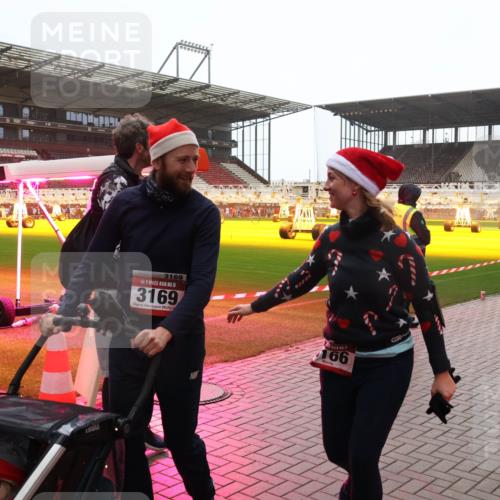 07.12.2025 - St. Pauli X-Mass-Run No. 15 Luisa Fischer http://msf.ph/oto/9385200 07.12.2025 11:34:01 Ziel 3169, 15, 3169, 166, 56, 62, 72, 73, 85, 94, 103, 110, 142, 181, 229, 239, 260, 321, 340, 349, 354, 378, 977, 1361, 1591, 2005, 2016, 2056, 2219, 2612, 2613, 2614, 2620, 2662, 3039, 3041, 3166, 3169, 3253, 3254, 3601, 3737, 3740, 4649 meine-sportfotos.de