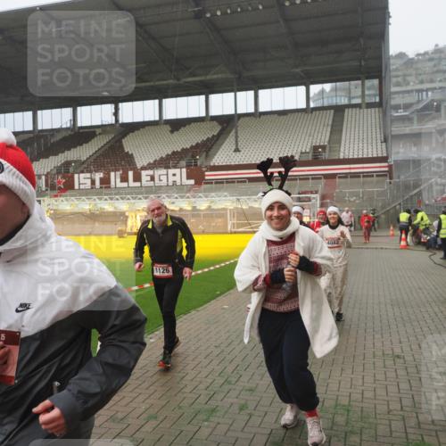 07.12.2025 - St. Pauli X-Mass-Run No. 15 Fabian Wolf http://msf.ph/oto/9385209 07.12.2025 10:13:16 Ziel 1044, 1062, 1126, 1220, 1733, 2711, 2712, 3588, 3589, 4081, 4082, 4083, 4664 meine-sportfotos.de