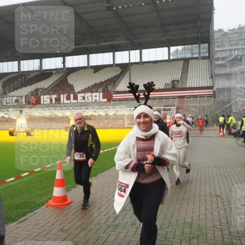 07.12.2025 - St. Pauli X-Mass-Run No. 15 Fabian Wolf http://msf.ph/oto/9385213 07.12.2025 10:13:16 Ziel 1044, 1062, 1126, 1220, 1733, 2711, 2712, 3588, 3589, 4081, 4082, 4083, 4664 meine-sportfotos.de
