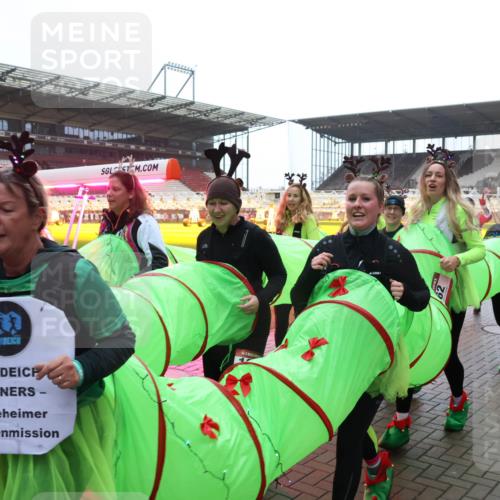 07.12.2025 - St. Pauli X-Mass-Run No. 15 Luisa Fischer http://msf.ph/oto/9385226 07.12.2025 11:34:08 Ziel 56, 62, 72, 73, 85, 94, 103, 110, 142, 181, 229, 239, 260, 340, 349, 354, 378, 1361, 2056, 2219, 2612, 2613, 2614, 2620, 3039, 3041, 3139, 3166, 3169, 3253, 3254, 3549, 3601, 3737, 3740, 4649, 4844 meine-sportfotos.de