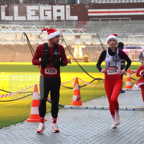 07.12.2025 - St. Pauli X-Mass-Run No. 15 Luisa Fischer http://msf.ph/oto/9385234 07.12.2025 10:17:05 Ziel 4359, 5, 4356, 3633, 1997, 394, 1328, 1620, 1989, 1997, 2185, 2266, 2694, 2743, 3633, 4356, 4359, 4362, 4363, 4510, 4769 meine-sportfotos.de