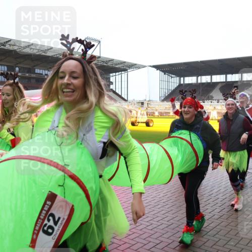 07.12.2025 - St. Pauli X-Mass-Run No. 15 Luisa Fischer http://msf.ph/oto/9385240 07.12.2025 11:34:10 Ziel 62, 354, 56, 62, 72, 73, 85, 94, 103, 110, 142, 181, 229, 239, 260, 340, 349, 354, 378, 1361, 2056, 2219, 2612, 2613, 2614, 2620, 3139, 3166, 3169, 3253, 3254, 3549, 3601, 3737, 3740, 4649, 4844 meine-sportfotos.de