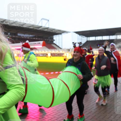 07.12.2025 - St. Pauli X-Mass-Run No. 15 Luisa Fischer http://msf.ph/oto/9385241 07.12.2025 11:34:10 Ziel 56, 62, 72, 73, 85, 94, 103, 110, 142, 181, 229, 239, 260, 340, 349, 354, 378, 1361, 2056, 2219, 2612, 2613, 2614, 2620, 3139, 3166, 3169, 3253, 3254, 3549, 3601, 3737, 3740, 4649, 4844 meine-sportfotos.de
