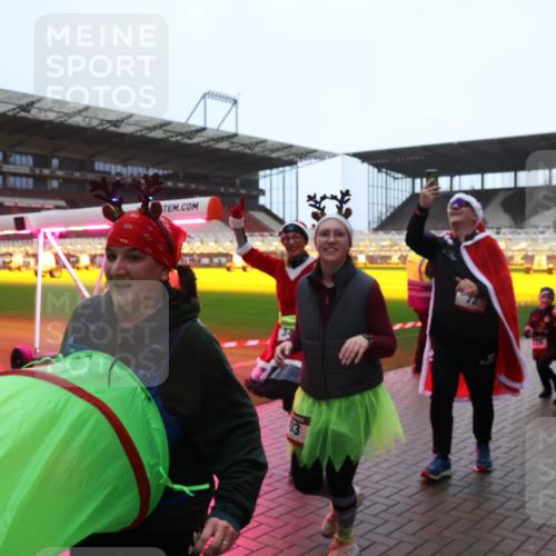 07.12.2025 - St. Pauli X-Mass-Run No. 15 Luisa Fischer http://msf.ph/oto/9385244 07.12.2025 11:34:11 Ziel 03, 56, 62, 72, 73, 85, 94, 103, 110, 142, 181, 229, 239, 260, 340, 349, 354, 378, 1361, 2056, 2219, 3139, 3166, 3169, 3253, 3254, 3549, 3601, 3737, 3740, 4649, 4844 meine-sportfotos.de