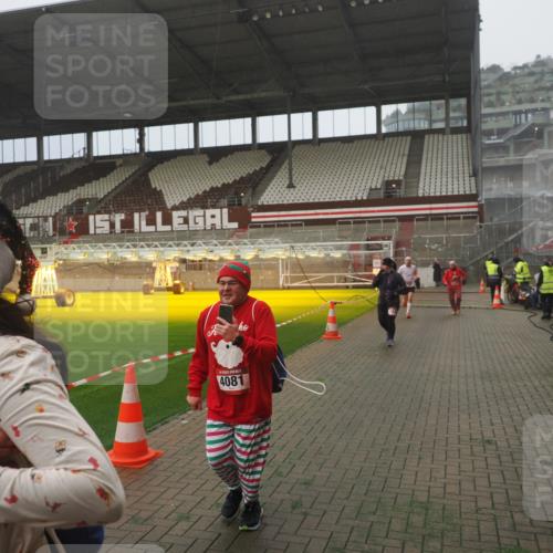 07.12.2025 - St. Pauli X-Mass-Run No. 15 Fabian Wolf http://msf.ph/oto/9385250 07.12.2025 10:13:18 Ziel 1044, 1062, 1126, 1220, 1733, 2711, 2712, 3588, 3589, 4081, 4082, 4083, 4664 meine-sportfotos.de
