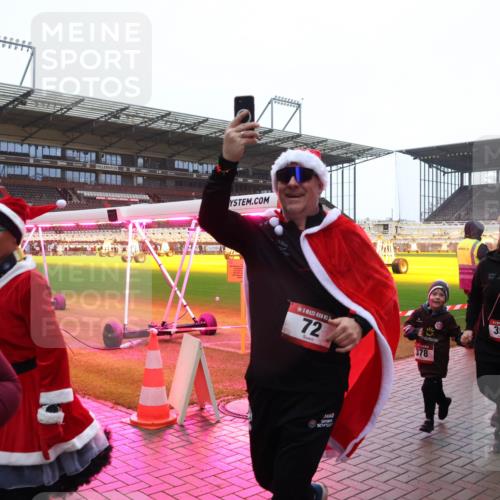 07.12.2025 - St. Pauli X-Mass-Run No. 15 Luisa Fischer http://msf.ph/oto/9385251 07.12.2025 11:34:12 Ziel 72, 378, 354, 56, 62, 72, 73, 85, 94, 103, 110, 142, 181, 229, 239, 260, 340, 349, 354, 378, 1361, 2056, 2219, 3139, 3166, 3169, 3253, 3254, 3448, 3549, 3601, 3737, 3740, 4649, 4844 meine-sportfotos.de