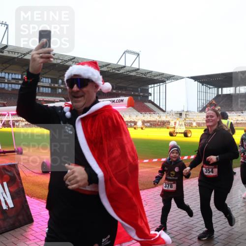 07.12.2025 - St. Pauli X-Mass-Run No. 15 Luisa Fischer http://msf.ph/oto/9385252 07.12.2025 11:34:12 Ziel 378, 354, 4649, 56, 62, 72, 73, 85, 94, 103, 110, 142, 181, 229, 239, 260, 340, 349, 354, 378, 1361, 2056, 2219, 3139, 3166, 3169, 3253, 3254, 3448, 3549, 3601, 3737, 3740, 4649, 4844 meine-sportfotos.de