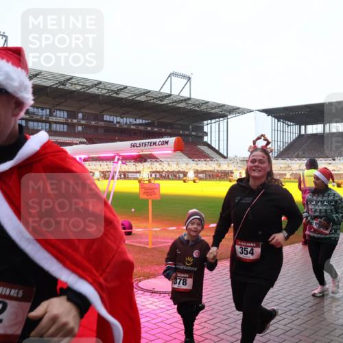 07.12.2025 - St. Pauli X-Mass-Run No. 15 Luisa Fischer http://msf.ph/oto/9385253 07.12.2025 11:34:13 Ziel 59, 5, 72, 378, 18, 108, 105, 354, 56, 62, 72, 73, 85, 94, 103, 110, 142, 181, 229, 239, 260, 340, 349, 354, 378, 1361, 2056, 2219, 3139, 3166, 3169, 3253, 3254, 3448, 3549, 3601, 3737, 3740, 4649, 4844 meine-sportfotos.de