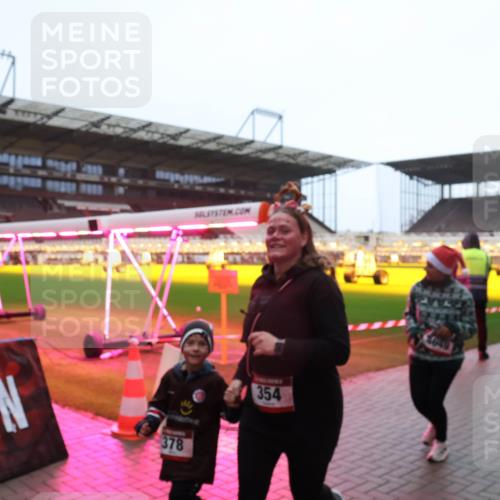 07.12.2025 - St. Pauli X-Mass-Run No. 15 Luisa Fischer http://msf.ph/oto/9385257 07.12.2025 11:34:13 Ziel 378, 354, 56, 62, 72, 73, 85, 94, 103, 110, 142, 181, 229, 239, 260, 340, 349, 354, 378, 1361, 2056, 2219, 3139, 3166, 3169, 3253, 3254, 3448, 3549, 3601, 3737, 3740, 4649, 4844 meine-sportfotos.de