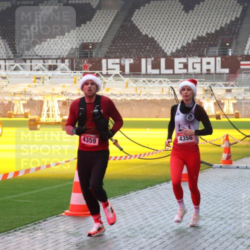 07.12.2025 - St. Pauli X-Mass-Run No. 15 Luisa Fischer http://msf.ph/oto/9385262 07.12.2025 10:17:06 Ziel 4359, 4356, 3633, 394, 1328, 1620, 1989, 1997, 2185, 2266, 2694, 2743, 3633, 4356, 4359, 4362, 4363, 4510, 4769 meine-sportfotos.de