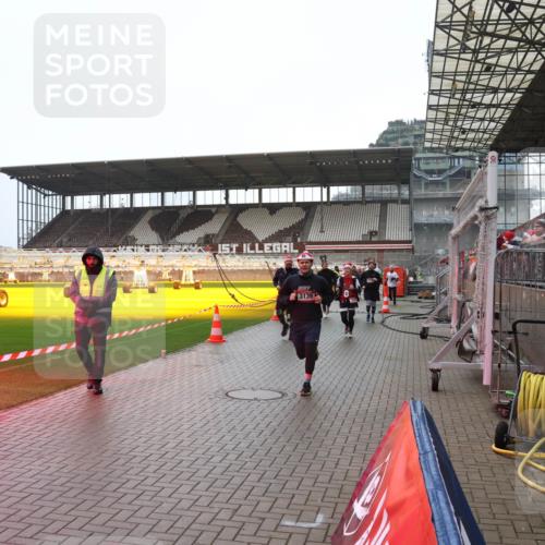 07.12.2025 - St. Pauli X-Mass-Run No. 15 Luisa Fischer http://msf.ph/oto/9385264 07.12.2025 11:34:16 Ziel 3139, 292, 56, 62, 72, 73, 85, 94, 103, 110, 142, 181, 229, 239, 260, 340, 349, 354, 378, 1361, 2056, 2219, 3139, 3166, 3169, 3253, 3254, 3448, 3549, 3601, 3737, 3740, 4649, 4844 meine-sportfotos.de