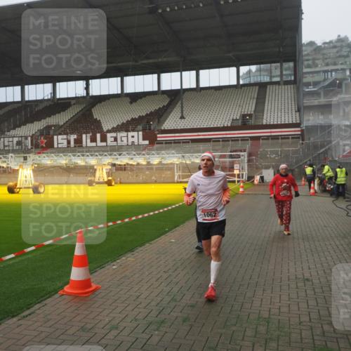 07.12.2025 - St. Pauli X-Mass-Run No. 15 Fabian Wolf http://msf.ph/oto/9385266 07.12.2025 10:13:22 Ziel 1044, 1062, 1126, 1220, 3588, 3589, 4081, 4082, 4083, 4664 meine-sportfotos.de