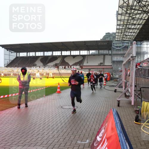 07.12.2025 - St. Pauli X-Mass-Run No. 15 Luisa Fischer http://msf.ph/oto/9385268 07.12.2025 11:34:17 Ziel 292, 3139, 56, 62, 72, 73, 85, 94, 103, 110, 142, 181, 229, 239, 260, 340, 349, 354, 378, 1361, 2056, 2219, 3139, 3253, 3254, 3448, 3549, 3601, 3737, 3740, 4649, 4844 meine-sportfotos.de