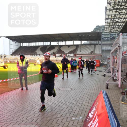 07.12.2025 - St. Pauli X-Mass-Run No. 15 Luisa Fischer http://msf.ph/oto/9385272 07.12.2025 11:34:17 Ziel 3139, 56, 62, 72, 73, 85, 94, 103, 110, 142, 181, 229, 239, 260, 340, 349, 354, 378, 1361, 2056, 2219, 3139, 3253, 3254, 3448, 3549, 3601, 3737, 3740, 4649, 4844 meine-sportfotos.de