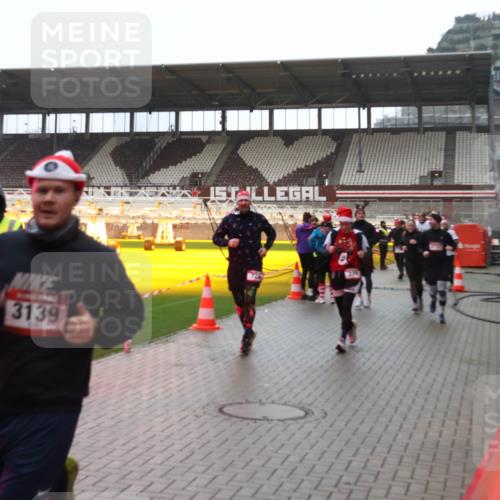 07.12.2025 - St. Pauli X-Mass-Run No. 15 Luisa Fischer http://msf.ph/oto/9385273 07.12.2025 11:34:18 Ziel 3139, 56, 62, 72, 73, 85, 94, 103, 110, 142, 181, 229, 239, 260, 340, 349, 354, 378, 1361, 2056, 2219, 3139, 3253, 3254, 3448, 3549, 3601, 3737, 3740, 4649, 4844 meine-sportfotos.de