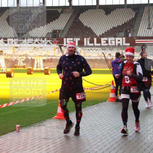 07.12.2025 - St. Pauli X-Mass-Run No. 15 Luisa Fischer http://msf.ph/oto/9385275 07.12.2025 11:34:18 Ziel 229, 239, 740, 373, 56, 62, 72, 73, 85, 94, 103, 110, 142, 181, 229, 239, 260, 340, 349, 354, 378, 1361, 2056, 2219, 3139, 3253, 3254, 3448, 3549, 3601, 3737, 3740, 4649, 4844 meine-sportfotos.de