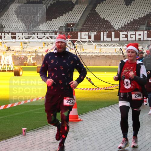 07.12.2025 - St. Pauli X-Mass-Run No. 15 Luisa Fischer http://msf.ph/oto/9385280 07.12.2025 11:34:19 Ziel 229, 239, 3740, 56, 62, 72, 73, 85, 94, 103, 110, 142, 181, 229, 239, 260, 340, 349, 354, 378, 825, 1361, 1710, 2056, 2219, 3139, 3253, 3254, 3448, 3549, 3601, 3737, 3740, 4649, 4844 meine-sportfotos.de