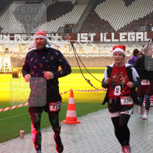 07.12.2025 - St. Pauli X-Mass-Run No. 15 Luisa Fischer http://msf.ph/oto/9385286 07.12.2025 11:34:19 Ziel 220, 239, 3740, 56, 62, 72, 73, 85, 94, 103, 110, 142, 181, 229, 239, 260, 340, 349, 354, 378, 825, 1361, 1710, 2056, 2219, 3139, 3253, 3254, 3448, 3549, 3601, 3737, 3740, 4649, 4844 meine-sportfotos.de