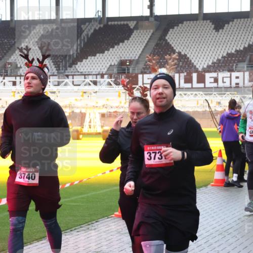 07.12.2025 - St. Pauli X-Mass-Run No. 15 Luisa Fischer http://msf.ph/oto/9385301 07.12.2025 11:34:22 Ziel 3740, 373, 2219, 56, 62, 72, 73, 85, 94, 103, 110, 142, 181, 229, 239, 260, 340, 349, 354, 378, 820, 825, 864, 869, 871, 1001, 1361, 1710, 2056, 2219, 3139, 3253, 3254, 3448, 3549, 3601, 3737, 3740, 4649, 4844 meine-sportfotos.de