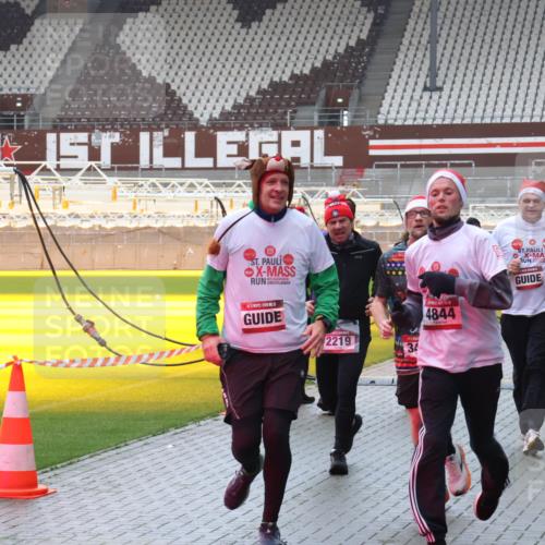 07.12.2025 - St. Pauli X-Mass-Run No. 15 Luisa Fischer http://msf.ph/oto/9385312 07.12.2025 11:34:24 Ziel 4844, 2219, 34, 72, 85, 103, 229, 239, 260, 354, 378, 820, 825, 864, 869, 871, 1001, 1710, 1908, 2056, 2219, 2277, 2280, 2635, 3139, 3253, 3254, 3448, 3549, 3601, 3737, 3740, 4649, 4844 meine-sportfotos.de