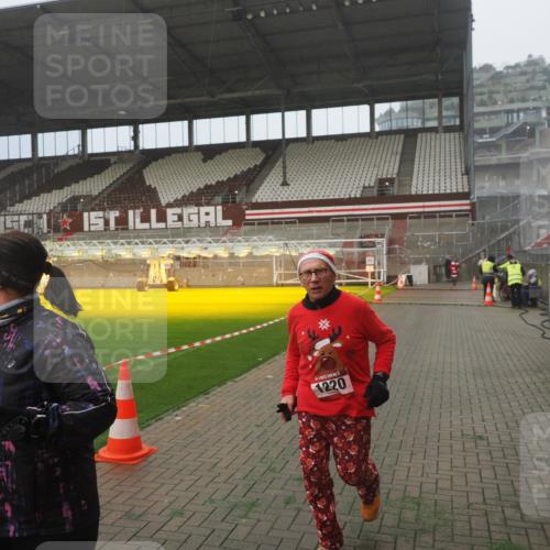 07.12.2025 - St. Pauli X-Mass-Run No. 15 Fabian Wolf http://msf.ph/oto/9385320 07.12.2025 10:13:24 Ziel 1044, 1062, 1126, 1220, 3589, 4081, 4082, 4083, 4664 meine-sportfotos.de