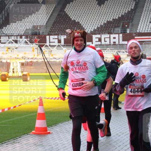 07.12.2025 - St. Pauli X-Mass-Run No. 15 Luisa Fischer http://msf.ph/oto/9385326 07.12.2025 11:34:25 Ziel 5, 4844, 72, 103, 229, 239, 354, 378, 820, 825, 864, 869, 871, 1001, 1710, 1908, 2056, 2219, 2277, 2280, 2635, 3139, 3253, 3254, 3448, 3549, 3601, 3737, 3740, 4649, 4844 meine-sportfotos.de