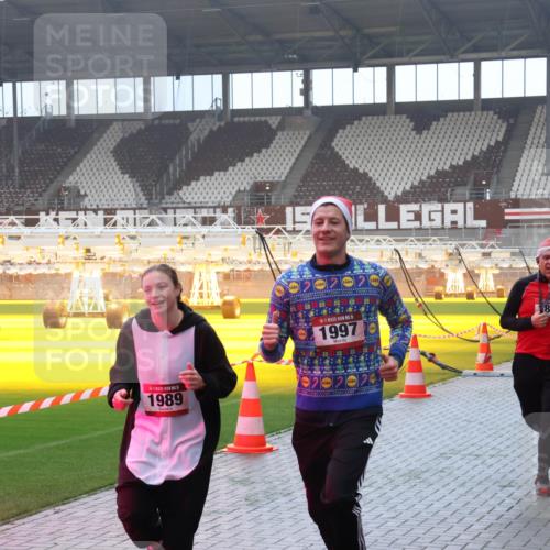 07.12.2025 - St. Pauli X-Mass-Run No. 15 Luisa Fischer http://msf.ph/oto/9385327 07.12.2025 10:17:13 Ziel 1989, 15, 1997, 888, 1328, 1620, 1762, 1989, 1997, 2185, 2266, 2694, 2743, 3229, 3633, 3987, 4356, 4359, 4362, 4363, 4510, 4769 meine-sportfotos.de