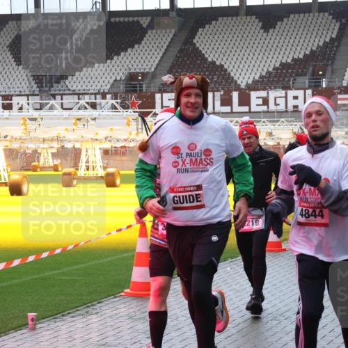 07.12.2025 - St. Pauli X-Mass-Run No. 15 Luisa Fischer http://msf.ph/oto/9385328 07.12.2025 11:34:25 Ziel 15, 219, 4844, 72, 103, 229, 239, 354, 378, 820, 825, 864, 869, 871, 1001, 1710, 1908, 2056, 2219, 2277, 2280, 2635, 3139, 3253, 3254, 3448, 3549, 3601, 3737, 3740, 4649, 4844 meine-sportfotos.de