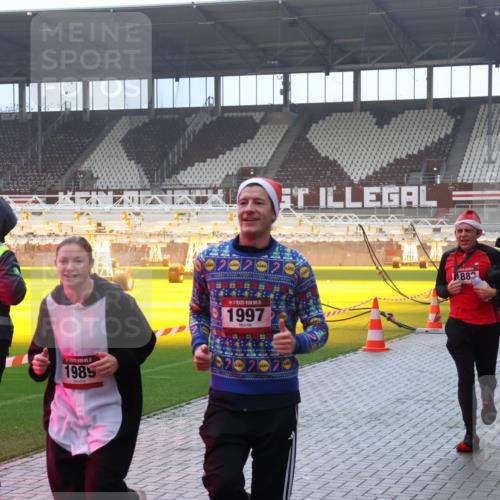 07.12.2025 - St. Pauli X-Mass-Run No. 15 Luisa Fischer http://msf.ph/oto/9385332 07.12.2025 10:17:13 Ziel 5, 1985, 5, 1997, 883, 1328, 1620, 1762, 1989, 1997, 2185, 2266, 2694, 2743, 3229, 3633, 3987, 4356, 4359, 4362, 4363, 4510, 4769 meine-sportfotos.de
