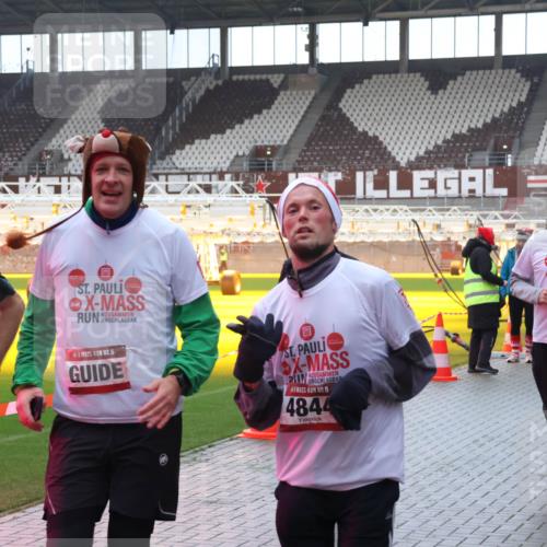 07.12.2025 - St. Pauli X-Mass-Run No. 15 Luisa Fischer http://msf.ph/oto/9385334 07.12.2025 11:34:26 Ziel 3448, 15, 15, 4844, 229, 239, 354, 378, 820, 825, 864, 869, 871, 1001, 1710, 1908, 2056, 2219, 2277, 2280, 2635, 3139, 3253, 3254, 3448, 3549, 3601, 3737, 3740, 4649, 4844 meine-sportfotos.de