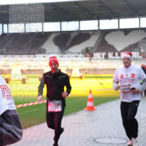 07.12.2025 - St. Pauli X-Mass-Run No. 15 Luisa Fischer http://msf.ph/oto/9385342 07.12.2025 11:34:27 Ziel 229, 239, 354, 378, 820, 825, 864, 869, 871, 1001, 1710, 1908, 2056, 2219, 2277, 2280, 2635, 3139, 3253, 3448, 3549, 3601, 3737, 3740, 4649, 4844 meine-sportfotos.de