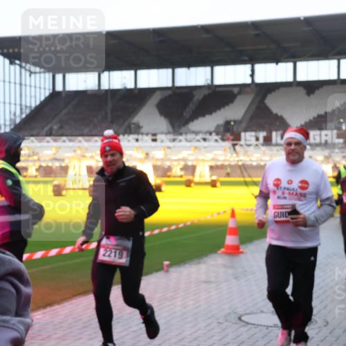 07.12.2025 - St. Pauli X-Mass-Run No. 15 Luisa Fischer http://msf.ph/oto/9385343 07.12.2025 11:34:28 Ziel 2219, 229, 239, 354, 378, 820, 825, 864, 869, 871, 1001, 1710, 1908, 2056, 2219, 2277, 2280, 2635, 3139, 3253, 3448, 3549, 3601, 3737, 3740, 4649, 4844 meine-sportfotos.de