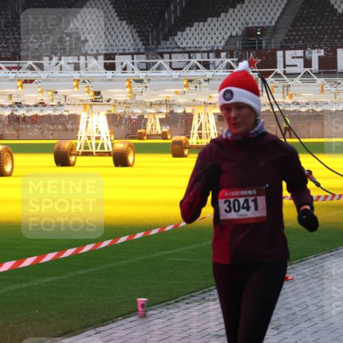 07.12.2025 - St. Pauli X-Mass-Run No. 15 Luisa Fischer http://msf.ph/oto/9385349 07.12.2025 11:34:30 Ziel 3041, 229, 239, 354, 378, 820, 825, 864, 869, 871, 1001, 1710, 1908, 2056, 2219, 2277, 2280, 2635, 3139, 3387, 3448, 3549, 3601, 3737, 3740, 4649, 4844 meine-sportfotos.de