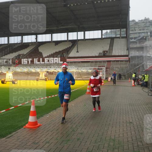 07.12.2025 - St. Pauli X-Mass-Run No. 15 Fabian Wolf http://msf.ph/oto/9385350 07.12.2025 10:13:37 Ziel 88, 970, 1699, 2905 meine-sportfotos.de