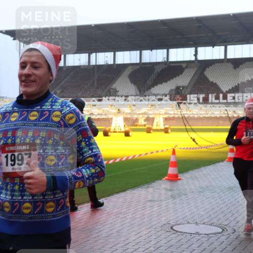 07.12.2025 - St. Pauli X-Mass-Run No. 15 Luisa Fischer http://msf.ph/oto/9385368 07.12.2025 10:17:14 Ziel 2402, 1402, 1997, 888, 1420, 1620, 1762, 1989, 1997, 2185, 2266, 2694, 3229, 3633, 3987, 4356, 4359, 4362, 4363, 4510, 4769 meine-sportfotos.de