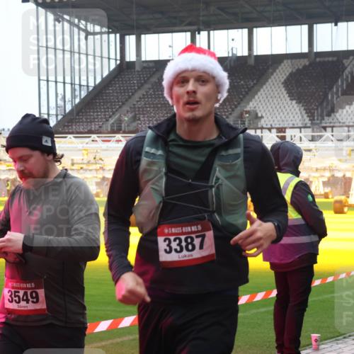 07.12.2025 - St. Pauli X-Mass-Run No. 15 Luisa Fischer http://msf.ph/oto/9385369 07.12.2025 11:34:46 Ziel 15, 3549, 15, 3387, 704, 782, 820, 825, 864, 869, 871, 1001, 1710, 1908, 2056, 2277, 2280, 2635, 2809, 3139, 3387, 3448, 3549, 4844 meine-sportfotos.de