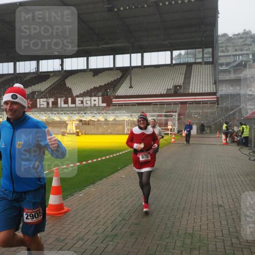 07.12.2025 - St. Pauli X-Mass-Run No. 15 Fabian Wolf http://msf.ph/oto/9385370 07.12.2025 10:13:38 Ziel 88, 970, 1699, 2905 meine-sportfotos.de