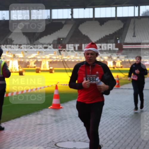 07.12.2025 - St. Pauli X-Mass-Run No. 15 Luisa Fischer http://msf.ph/oto/9385374 07.12.2025 10:17:15 Ziel 98, 1620, 1762, 1989, 1997, 2185, 2266, 2694, 3229, 3633, 3987, 4356, 4359, 4362, 4363, 4510, 4769 meine-sportfotos.de