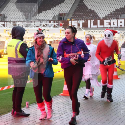 07.12.2025 - St. Pauli X-Mass-Run No. 15 Luisa Fischer http://msf.ph/oto/9385378 07.12.2025 11:34:50 Ziel 3254, 864, 19, 825, 704, 782, 820, 825, 864, 869, 871, 1001, 1710, 1908, 2277, 2280, 2456, 2458, 2635, 2809, 3139, 3387, 3448, 3549, 4844 meine-sportfotos.de