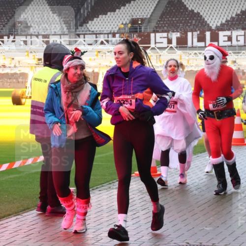 07.12.2025 - St. Pauli X-Mass-Run No. 15 Luisa Fischer http://msf.ph/oto/9385382 07.12.2025 11:34:50 Ziel 3254, 1, 01, 86, 1908, 704, 782, 820, 825, 864, 869, 871, 1001, 1710, 1908, 2277, 2280, 2456, 2458, 2635, 2809, 3139, 3387, 3448, 3549, 4844 meine-sportfotos.de