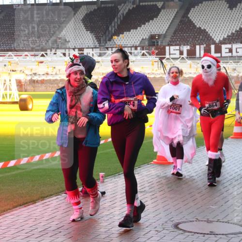 07.12.2025 - St. Pauli X-Mass-Run No. 15 Luisa Fischer http://msf.ph/oto/9385383 07.12.2025 11:34:50 Ziel 254, 1001, 864, 96, 1908, 825, 704, 782, 820, 825, 864, 869, 871, 1001, 1710, 1908, 2277, 2280, 2456, 2458, 2635, 2809, 3139, 3387, 3448, 3549, 4844 meine-sportfotos.de