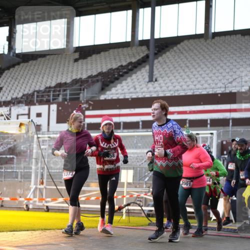 07.12.2025 - St. Pauli X-Mass-Run No. 15 Patografie http://msf.ph/oto/9385389 07.12.2025 10:29:20 Ziel 450, 458, 1373, 1548, 1550, 1677, 1842, 2001, 3080, 3115, 3299, 3470, 3942, 4007, 4009, 4264, 4266, 4293, 4296, 4440, 4531, 4695 meine-sportfotos.de