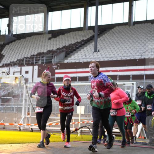 07.12.2025 - St. Pauli X-Mass-Run No. 15 Patografie http://msf.ph/oto/9385393 07.12.2025 10:29:21 Ziel 450, 458, 1039, 1373, 1548, 1550, 1677, 1842, 2001, 3080, 3115, 3470, 4007, 4009, 4264, 4266, 4293, 4296, 4440, 4531, 4695 meine-sportfotos.de