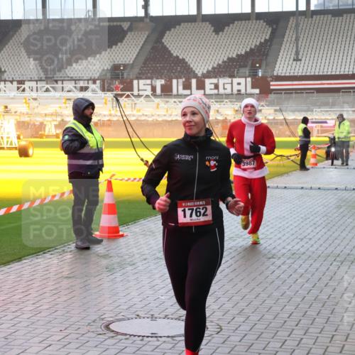 07.12.2025 - St. Pauli X-Mass-Run No. 15 Luisa Fischer http://msf.ph/oto/9385423 07.12.2025 10:17:25 Ziel 15, 1762, 49, 3987, 257, 268, 1620, 1762, 1989, 1997, 2185, 2266, 2694, 3229, 3522, 3633, 3874, 3987, 4356, 4359, 4362, 4363, 4510, 4764, 4769 meine-sportfotos.de